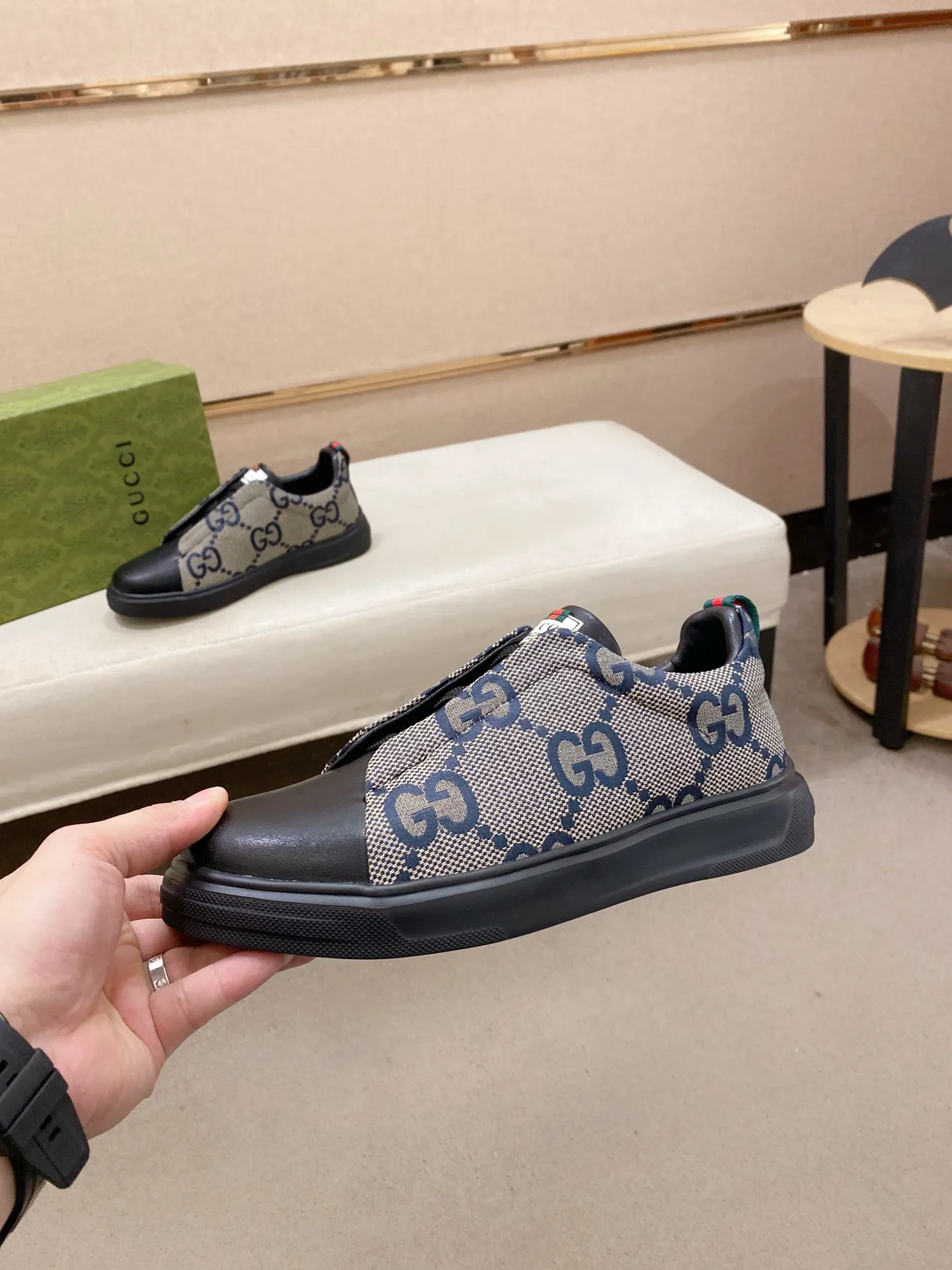 Ex-factory price 400💰【Gucci】Gucci men’s latest series of casual shoes! The official website is built 1:1. The upper is made of imported high-quality cowhide, and the lining is made of high-quality sheepskin, which is soft and comfortable. Picky selection of materials and exquisite workmanship give you the best enjoyment. Number of yards: 38-44 yards.